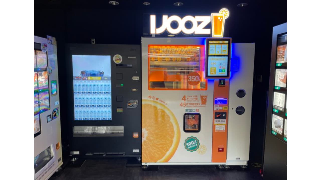 KAKUDAI BASEに置かれている、ARコスプレができる100円自販機「スマートベンダー」