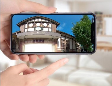 「VR 原宿駅」のスマートフォンの画面を通したイメージ