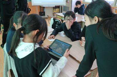 ARアプリ「マチアルキ」でコンテンツ制作する松野西小学校生徒
