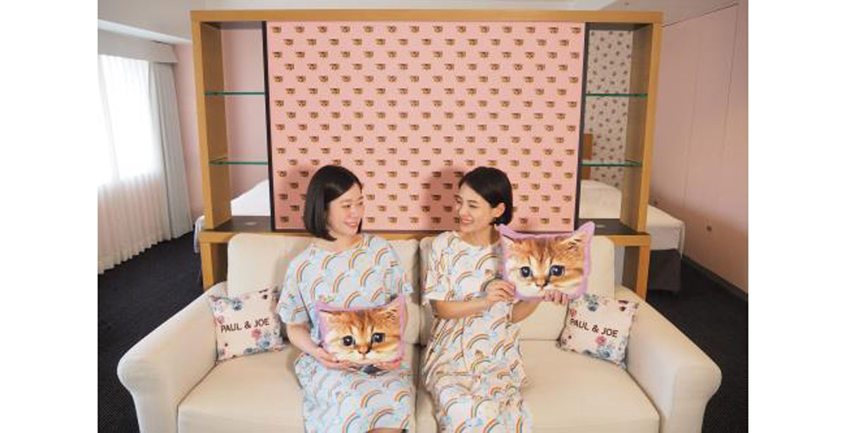ARコンテンツが「PAUL&JOE」とホテルニューオータニのコラボルームに登場し、ソファやベッド上に現れる猫と写真が撮れる
