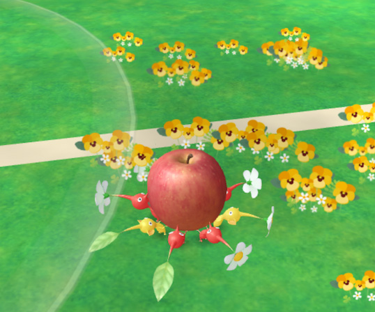 ARアプリ「Pikmin Bloom」のおつかいでピクミンがりんごを運んでくれる