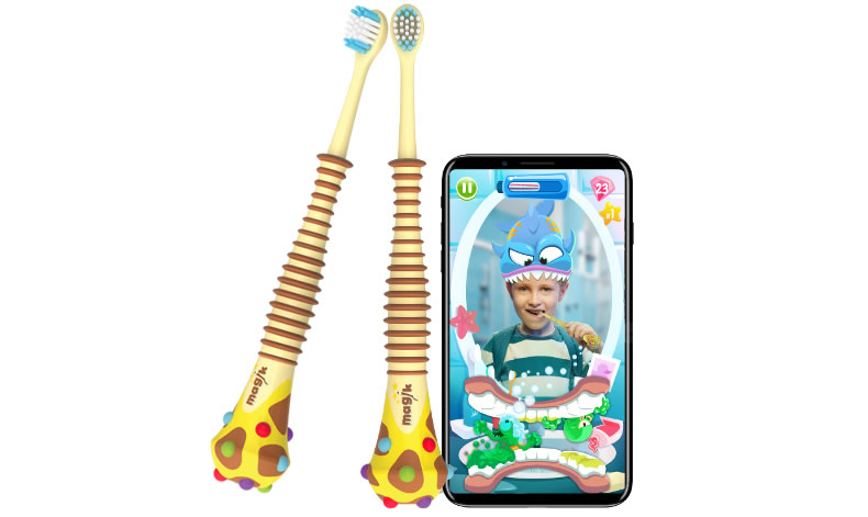 アプリ「Magik」と連動したオリジナル歯ブラシと、歯を磨きながら自分の顔の周りに出現したモンスターを退治する子どもが写ったスマホ画面