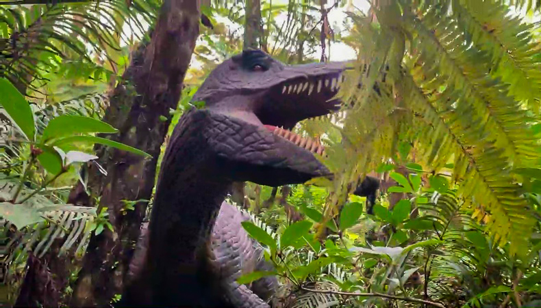 「DINO恐竜PARK やんばる亜熱帯の森」の茂みに潜む恐竜
