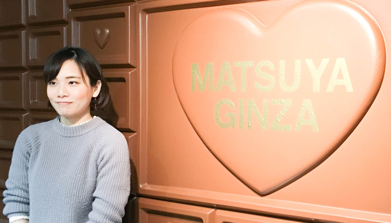 松屋銀座の板チョコ部屋前にて。MATSUYA GINZAのロゴがある大きな立体のハートとともに