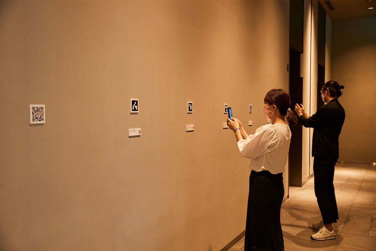 プルマン東京田町でARを使ってNFTアートを鑑賞できる期間限定のデジタルアート展の展示風景